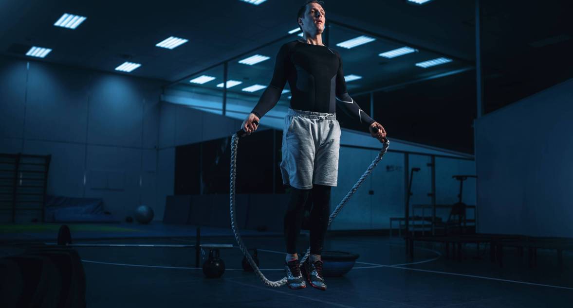 man-jumps-rope-in-darkly-lit-gym-2026-03-13-01-55-17-utc